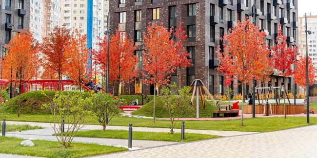 Жұп қара жігітті трахает және минет береді. Әйелдердің оргазмын бақылаңыз