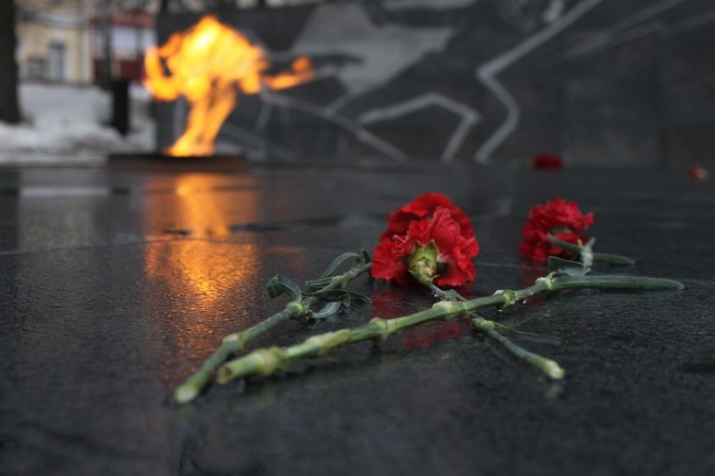 Ученики школы № 1432 возложили цветы к мемориалу «Памятник защитникам Москвы» онлайн